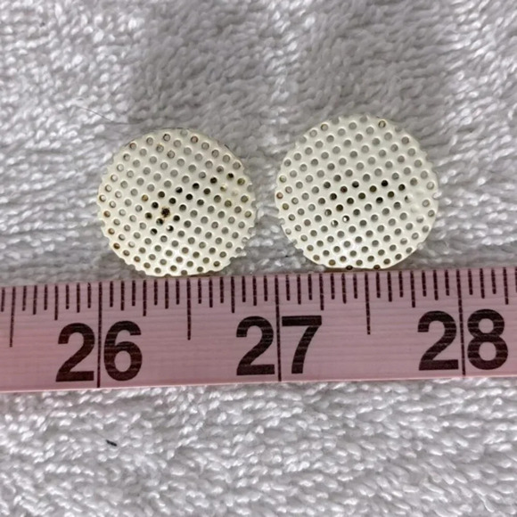 Vintage White Painted Metal Mesh Circles Clip On  Earrings - Picture 8 of 8